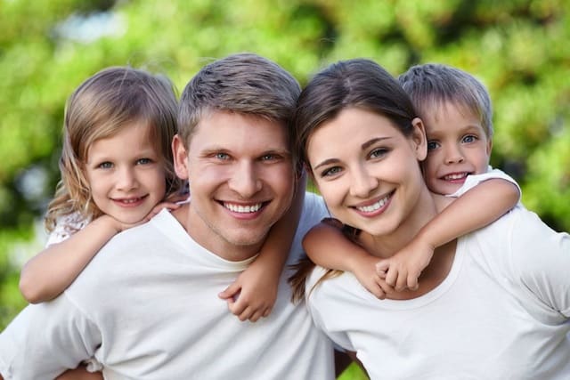 family_smiling_park